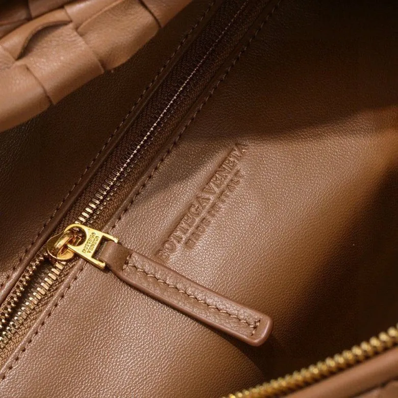 Batch 1460 BV Bottega Veneta 2022 Early Spring New Ladies Medium JODIE Handbag BV Bag 🔥The new method is to round the corners on the original basis and knot the round hobo bag with classic woven leather. The most iconic triangular pull-out design, using sheepskin draped soft shape, is super suitable for concave shapes~ Jodie feels really gentle to people, and is definitely the best item for daily matching. It has the same weave, new elements and twists, and is versatile. It is the new favorite of street style Internet celebrities! Size: 36*21*13 Model: 6697